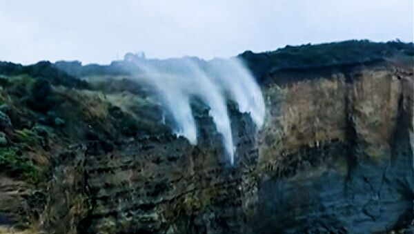 Вызов гравитации: в парке Порт-Кэмпбелл струи водопада поднялись в воздух - Sputnik Южная Осетия