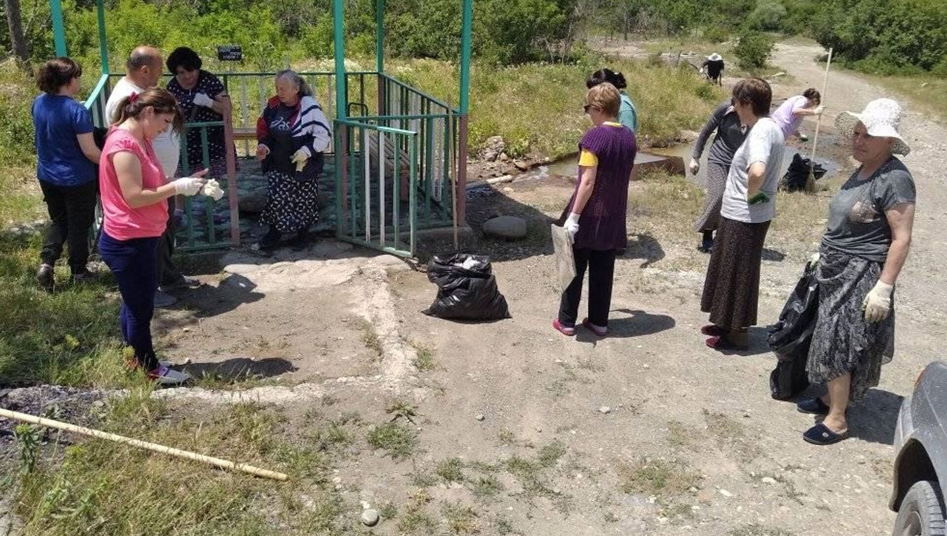 Сотрудники станции юннатов убирают источник близ Цхинвала - Sputnik Южная Осетия, 1920, 15.06.2021