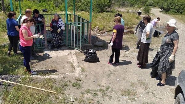 Сотрудники станции юннатов убирают источник близ Цхинвала - Sputnik Южная Осетия