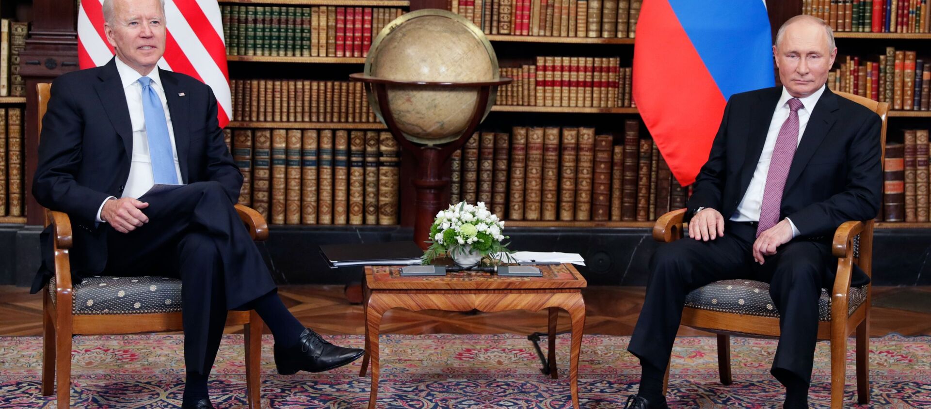 Президент РФ Владимир Путин и президент США Джо Байден во время встречи в Женеве на вилле Ла Гранж - Sputnik Южная Осетия, 1920, 16.06.2021