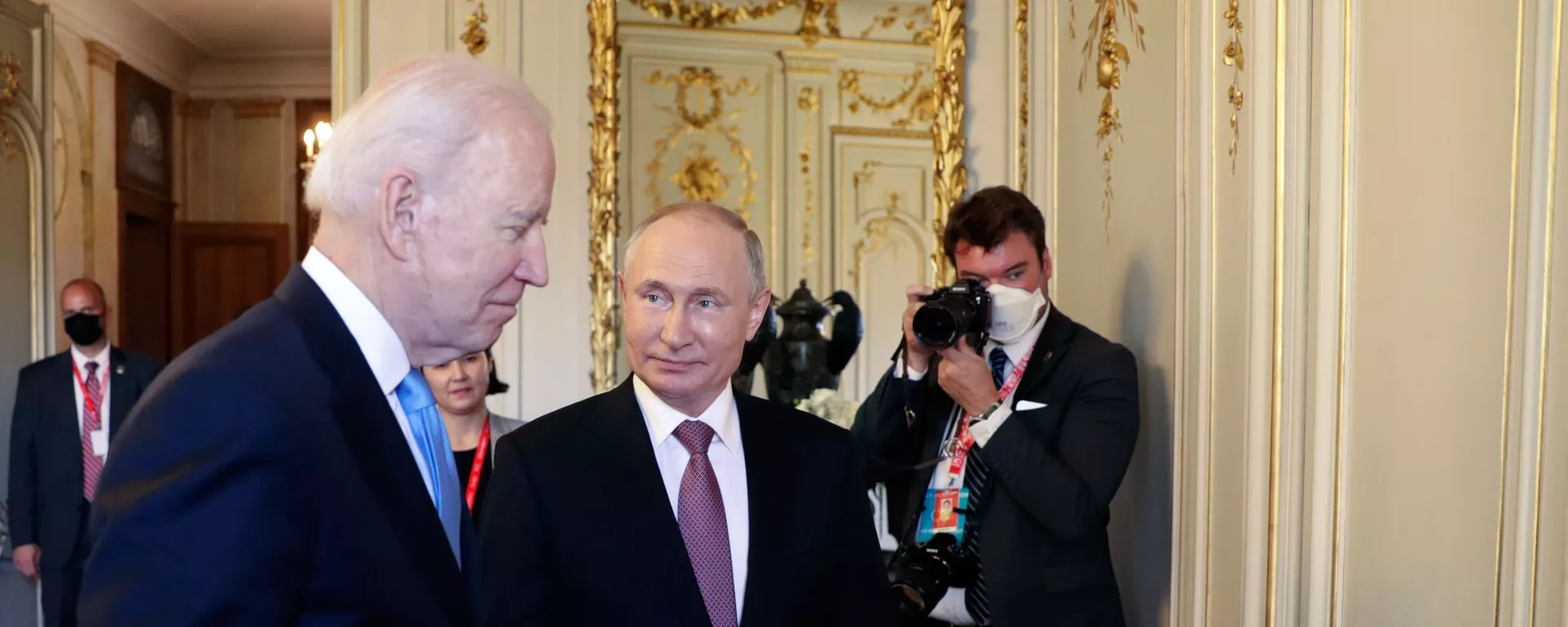 Президент РФ Владимир Путин и президент США Джо Байден (справа) во время встречи в Женеве - Sputnik Южная Осетия, 1920, 17.06.2021