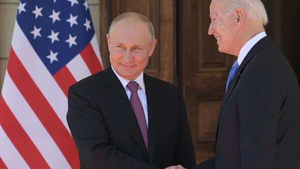 Президент РФ Владимир Путин и президент США Джо Байден (справа) во время встречи в Женеве - Sputnik Южная Осетия