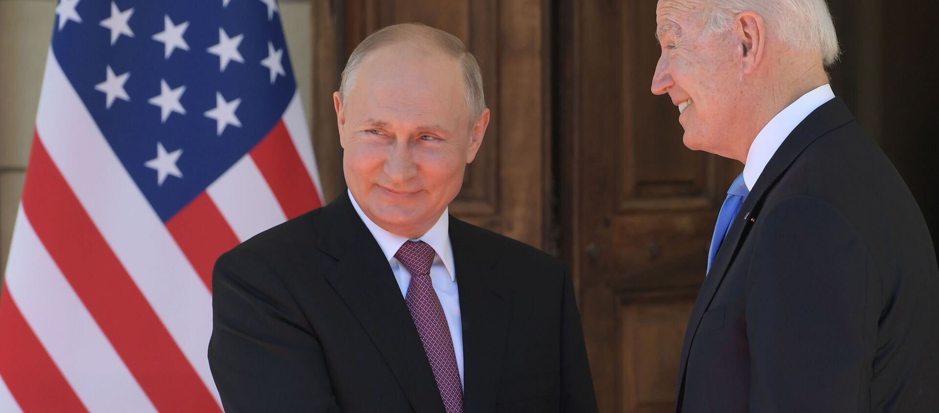 Президент РФ Владимир Путин и президент США Джо Байден (справа) во время встречи в Женеве - Sputnik Южная Осетия, 1920, 17.06.2021