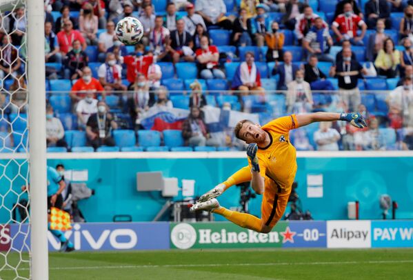 Вратарь сборной Финляндии пропускает гол в свои ворота в матче со сборной России на Евро-2020 - Sputnik Южная Осетия
