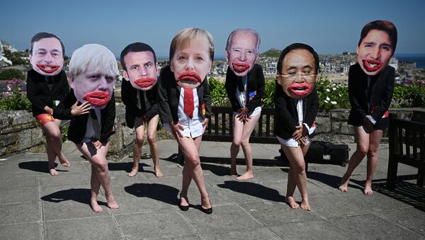 Экологические активисты Extinction Rebellion позируют с лицами лидеров G7 на демонстрации во время саммита G7 в Британии - Sputnik Южная Осетия