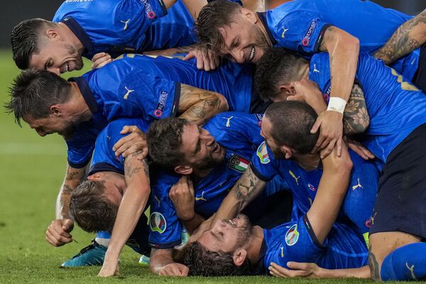 Игроки сборной Италии празднуют свой второй гол во время матча группы А чемпионата ЕВРО-2020 между сборными Италии и Швейцарии на олимпийском стадионе в Риме, Италия - Sputnik Южная Осетия