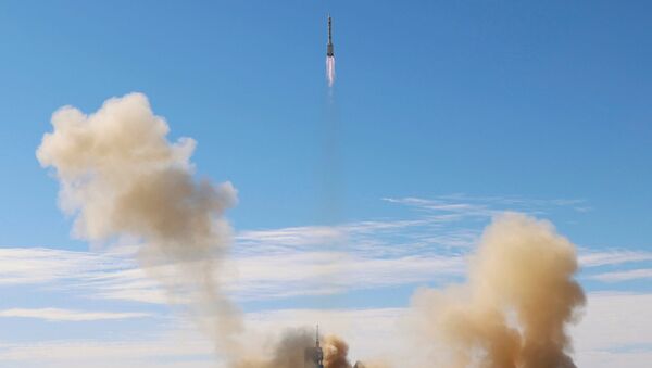 Ракета Long March-2F Y12 с космическим кораблем Shenzhou-12 и тремя астронавтами взлетает с космодрома Цзюцюань для первой пилотируемой миссии Китая по строительству своей космической станции - Sputnik Южная Осетия