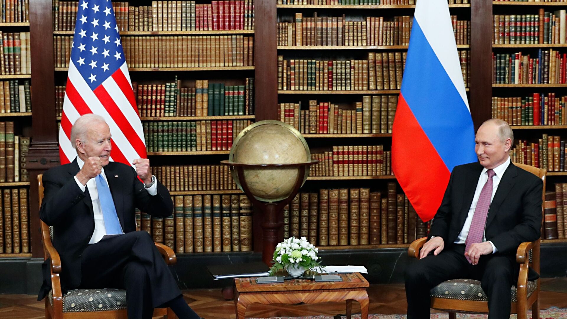 Президент РФ Владимир Путин и президент США Джо Байден  во время встречи в Женеве на вилле Ла Гранж - Sputnik Южная Осетия, 1920, 10.05.2022