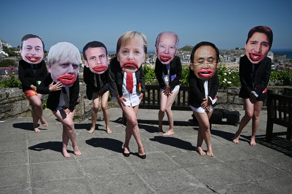 Экологические активисты Extinction Rebellion позируют с лицами лидеров G7 на демонстрации во время саммита G7 в Британии - Sputnik Южная Осетия