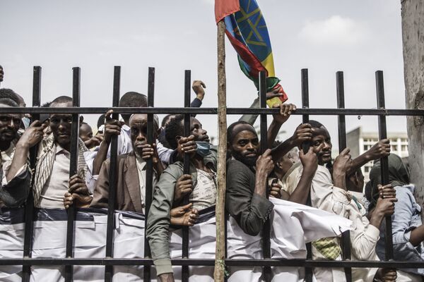  Сторонники премьер-министра Эфиопии Абия Ахмеда выстраиваются в очередь, чтобы пройти на стадион в Джимме  - Sputnik Южная Осетия