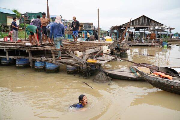 Жители сносят свои плавучие дома на реке Тонлесап после того, как им было приказано покинуть город в течение одной недели после уведомления местных властей в районе Прек-Пнов, Камбоджа - Sputnik Южная Осетия