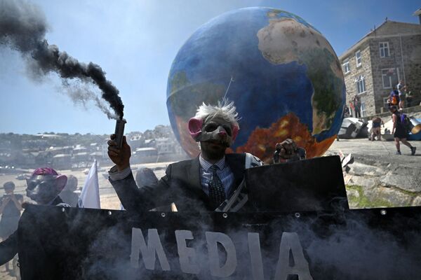 Экологические активисты Extinction Rebellion устроили акцию протеста на улицах Сент-Айвс, Корнуолл, во время саммита G7  - Sputnik Южная Осетия