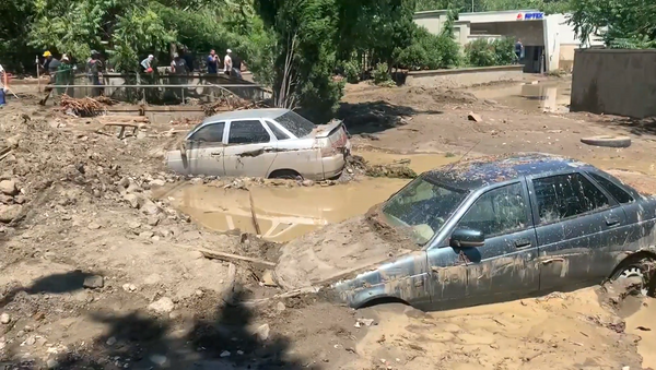 Как ялтинцы разбирают последствия наводнения - Sputnik Южная Осетия