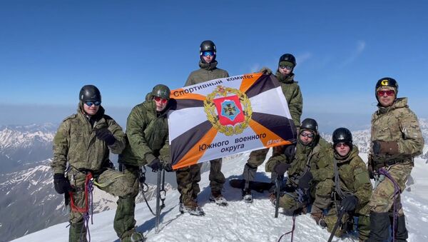 Военные альпинисты взошли на Казбек в память о павших защитниках Отечества - Sputnik Южная Осетия