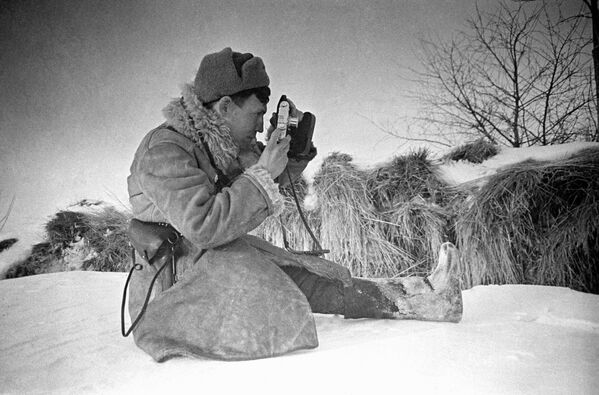 Фотокорреспондент Центрального фронта Александр Моклецов во время съемки для фронтовой газеты - Sputnik Южная Осетия