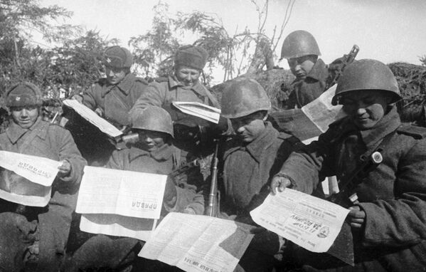 Разведчики Калининского фронта читают сводки Совинформбюро - Sputnik Южная Осетия