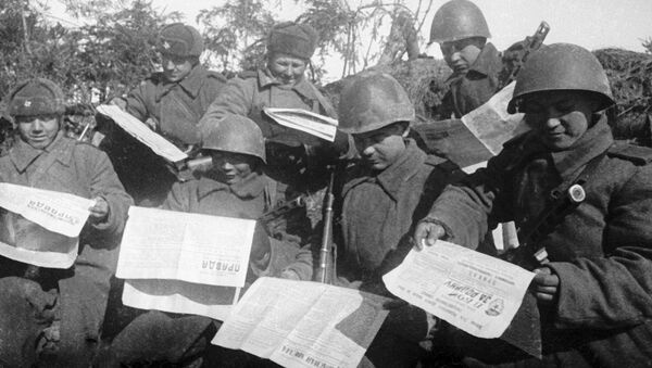 Разведчики Калининского фронта читают сводки Совинформбюро - Sputnik Южная Осетия