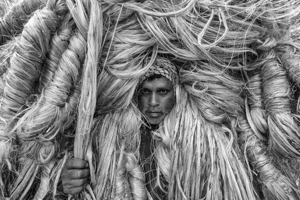 Снимок The man of golden fibers бангладешского фотографа Azim Khan Ronnie, занявший 3-е место в категории Environmental Portrait в конкурсе 2021 The International Portrait Photographer of the Year  - Sputnik Южная Осетия
