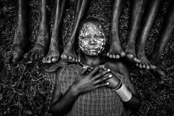 Снимок Maiden of the Suri tribe фотографа из Мьянмы Zay Yar Lin, занявший 1-е место в категории The Family Sitting в конкурсе 2021 The International Portrait Photographer of the Year  - Sputnik Южная Осетия