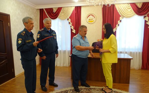 Награждение Аксаны Кундуховой за спасение утопающей девочки - Sputnik Южная Осетия