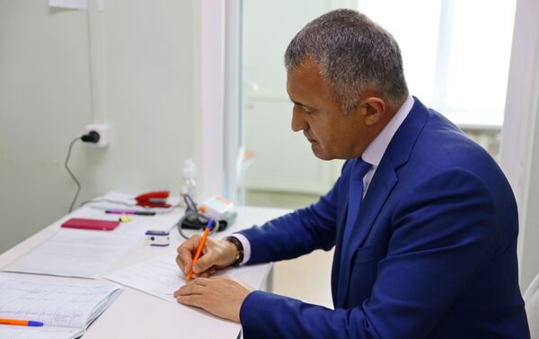 Президент Анатолий Бибилов привился от коронавирусом российской вакциной Спутник V  - Sputnik Южная Осетия