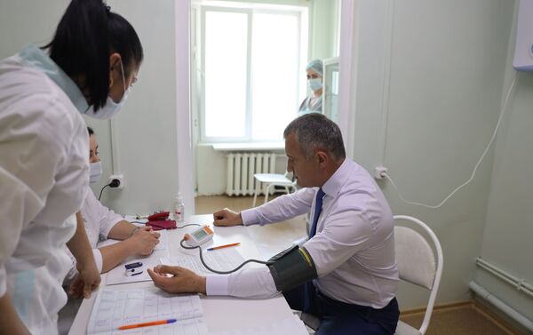 Президент Анатолий Бибилов привился от коронавирусом российской вакциной Спутник V  - Sputnik Южная Осетия