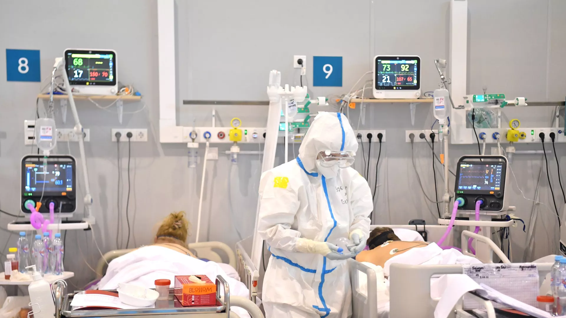 Лечение больных с COVID-19 в резервном госпитале на ВДНХ