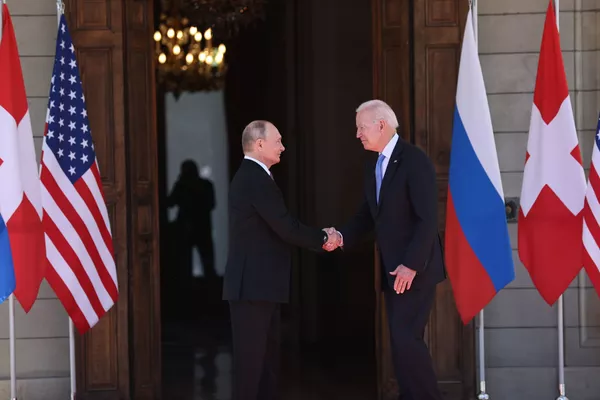 Президент России Владимир Путин и президент США Джо Байден на саммите в Женеве Президент России Владимир Путин и президент США Джо Байден на саммите в Женеве - Sputnik Южная Осетия
