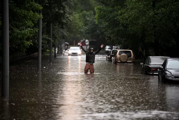 Мужчина на одной из улиц в Москве во время дождя Мужчина на одной из улиц в Москве во время дождя - Sputnik Южная Осетия