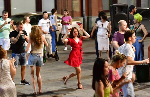 Люди танцуют на летней веранде одного из ресторанов в центре Москвы - Sputnik Южная Осетия