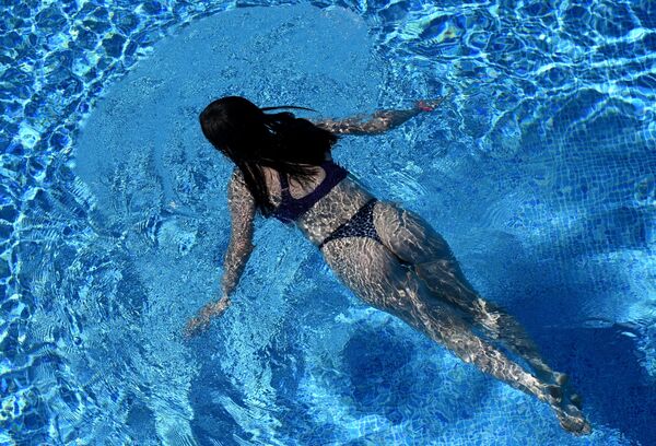 Девушка плавает в открытом бассейне в Красноярске - Sputnik Южная Осетия