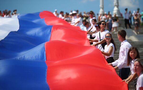 Жители Волгограда несут стометровый флаг России по центру города   - Sputnik Южная Осетия
