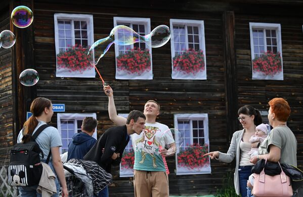 Шоу мыльных пузырей на одной из улиц в Переславле-Залесском - Sputnik Южная Осетия