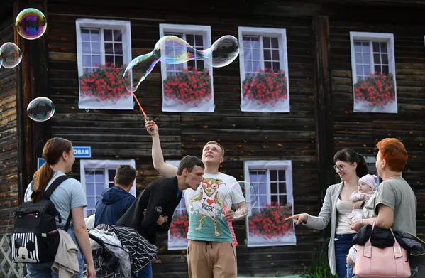 Шоу мыльных пузырей на одной из улиц в Переславле-Залесском Шоу мыльных пузырей на одной из улиц в Переславле-Залесском - Sputnik Южная Осетия