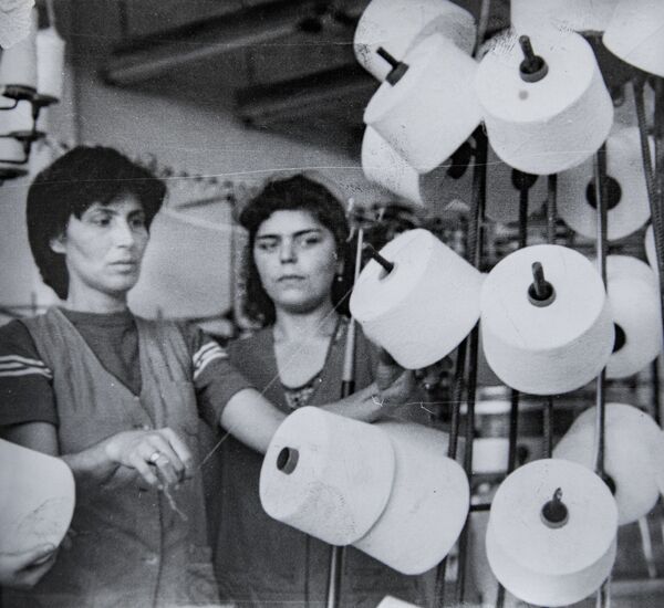Передовая рабочая Сизюхина Люся и молодая рабочая Сабанова Заира. 1987 г.  - Sputnik Южная Осетия