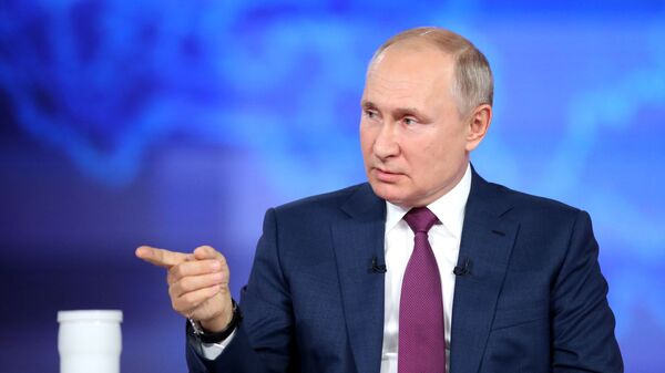 Президент РФ Владимир Путин отвечает на вопросы россиян во время программы Прямая линия  - Sputnik Южная Осетия