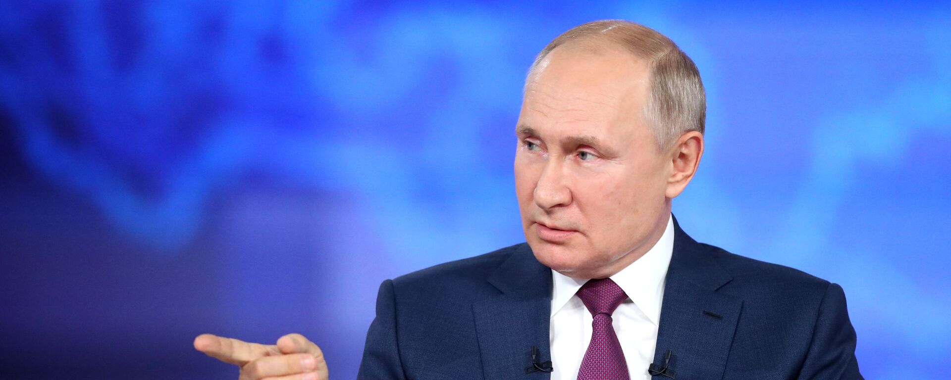 Президент РФ Владимир Путин отвечает на вопросы россиян во время программы Прямая линия  - Sputnik Южная Осетия, 1920, 06.07.2021