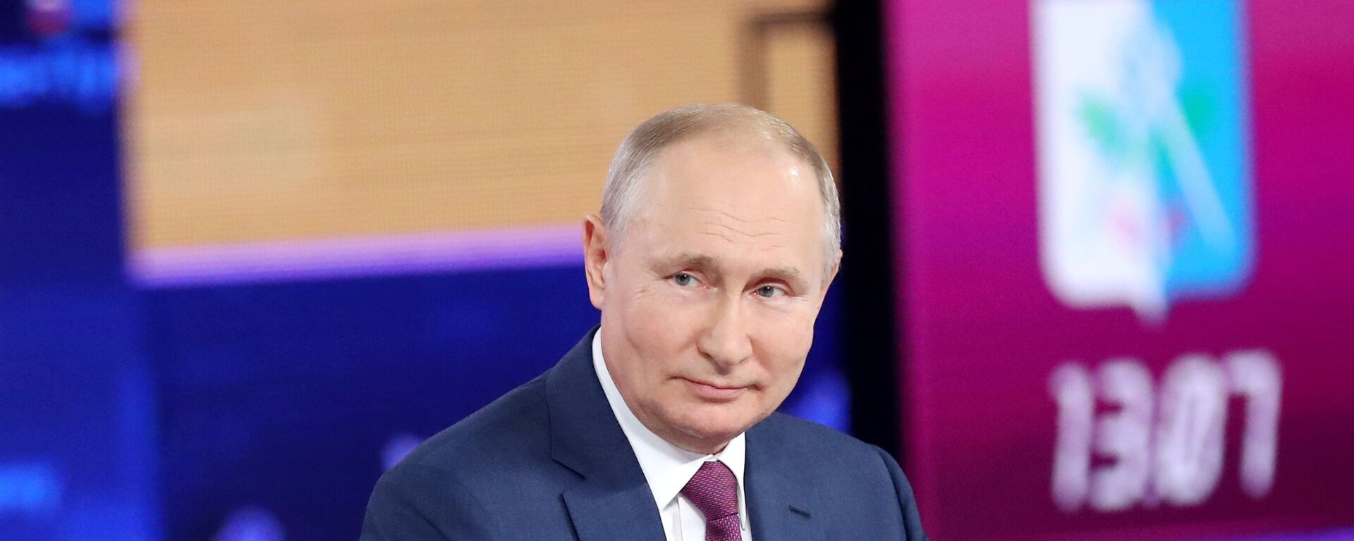 Владимир Путин во время ежегодной программы Прямая линия с Владимиром Путиным - Sputnik Южная Осетия, 1920, 30.06.2021