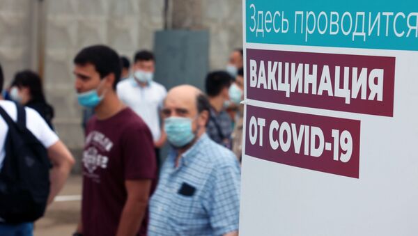 Вакцинация мигрантов от COVID-19 на территории ТЦ Садовод - Sputnik Южная Осетия