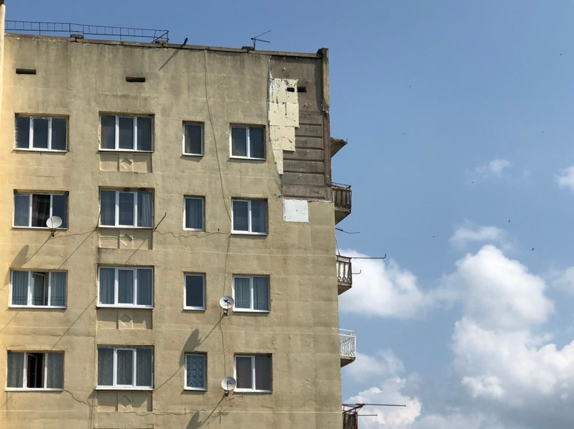 В Цхинвале кусок отделки фасада многоэтажки упал на ребенка: он выжил только чудом  - Sputnik Южная Осетия, 1920, 02.07.2021