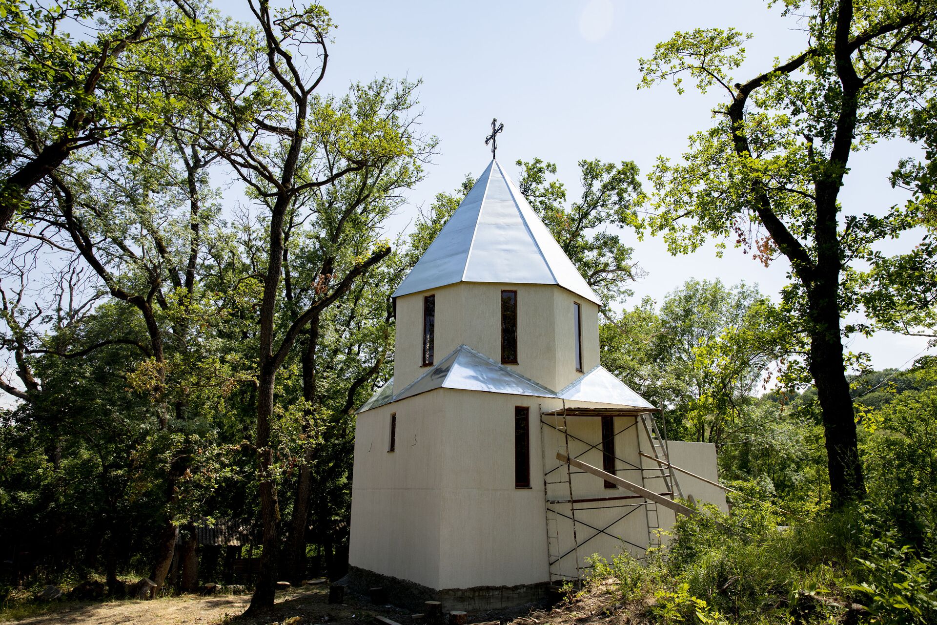 Жители села Ход в Южной Осетии строят храм. Им помогают, но средств все равно не хватает - Sputnik Южная Осетия, 1920, 06.07.2021
