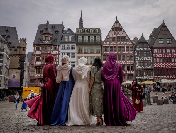 Невеста с подругами позируют фотографам после свадьбы в ратуше на площади Рёмерберг во Франкфурте, Германия - Sputnik Южная Осетия