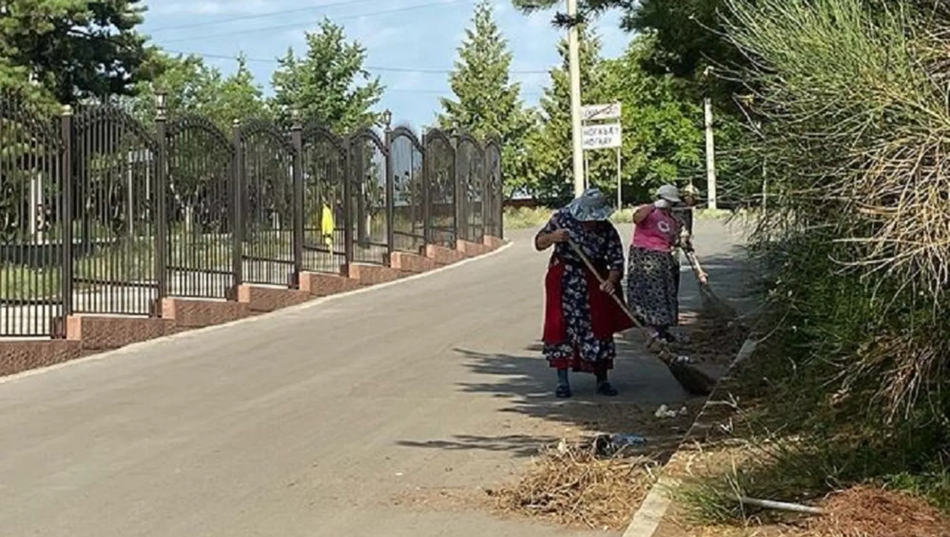 Сотрудники комбината благоустройства городской администрации приступили к уборке национального пантеона.