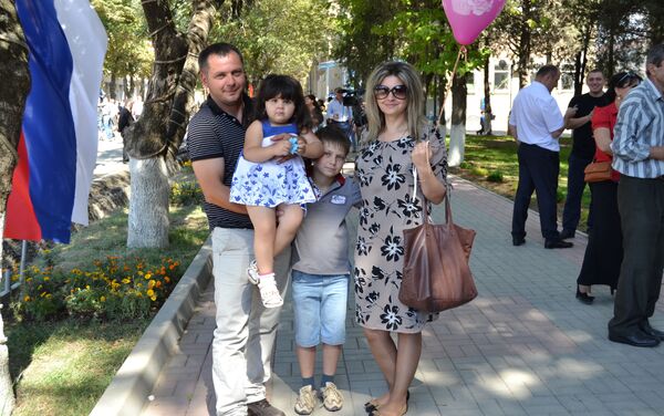 Джони Техов и Карина Гаглоева с детьми Асланом и Машей - Sputnik Южная Осетия