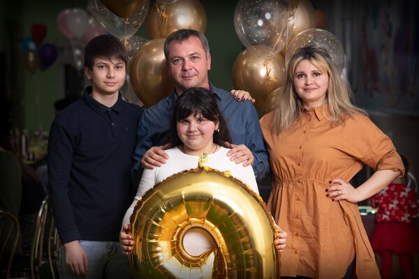 Супруги Джони Техов и Карина Гаглоева с детьми. - Sputnik Южная Осетия