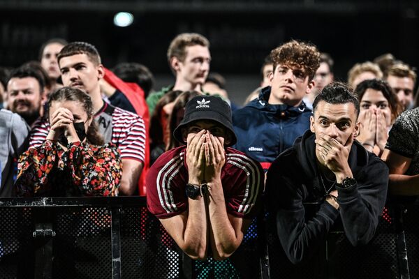 Болельщики Франции реагируют во время трансляции 1/8 финала футбольного матча ЕВРО-2020 - Sputnik Южная Осетия