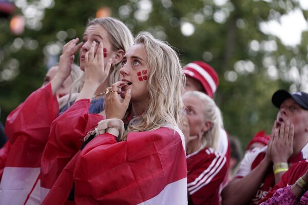 Болельщики Дании смотрят матч на большом экране в Тиволи в Копенгагене - Sputnik Южная Осетия