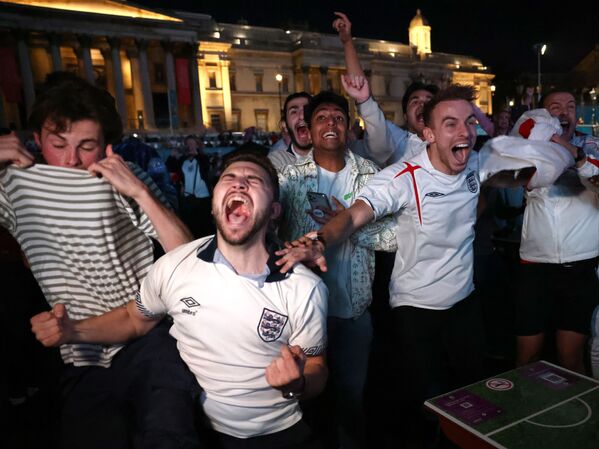 Болельщики Англии празднуют после матча - Sputnik Южная Осетия