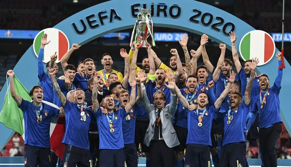 Сборная Италии празднует победу на пьедестале почета после победы в финале Евро-2020 - Sputnik Южная Осетия