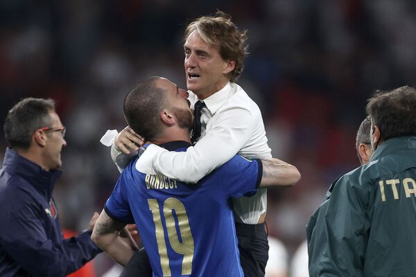 Роберто Манчини празднует с Леонардо Бонуччи после того, как Италия выиграла финальный матч чемпионата Европы по футболу 2020  - Sputnik Южная Осетия